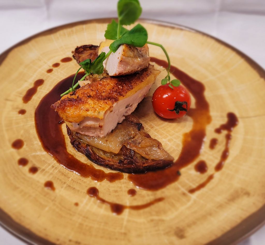 Restaurant à l Isle sur la Sorgue avec terrasse salle de réception cuisine traditionnelle et